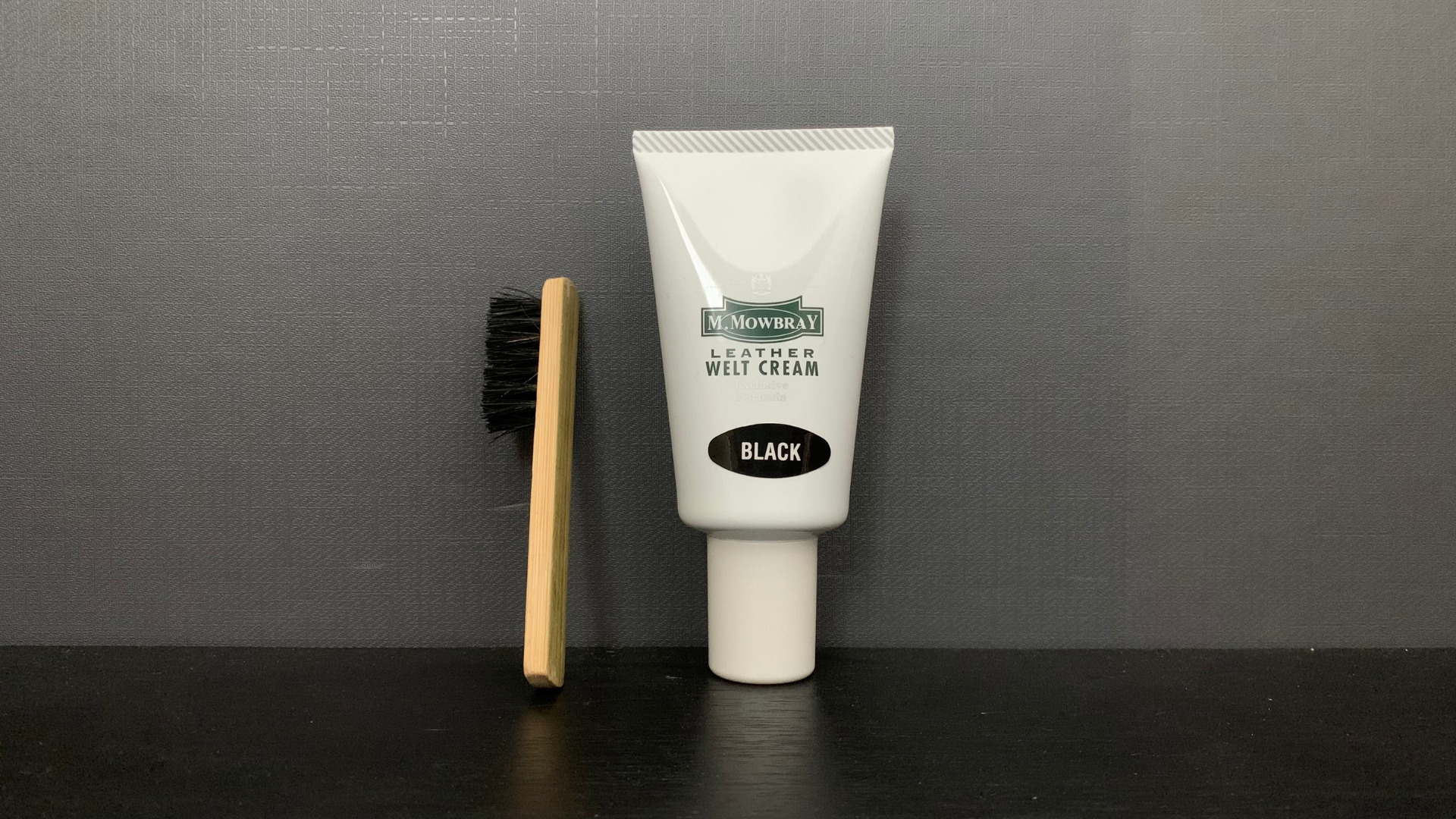 ブラックのM.MOWBRAY ウェルトクリームと塗布用ブラシ