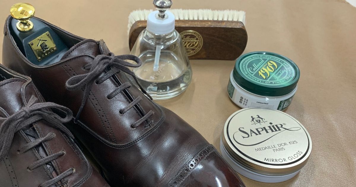 茶色い革靴とコロニル1909、サフィールのミラーグロス、ブラシ