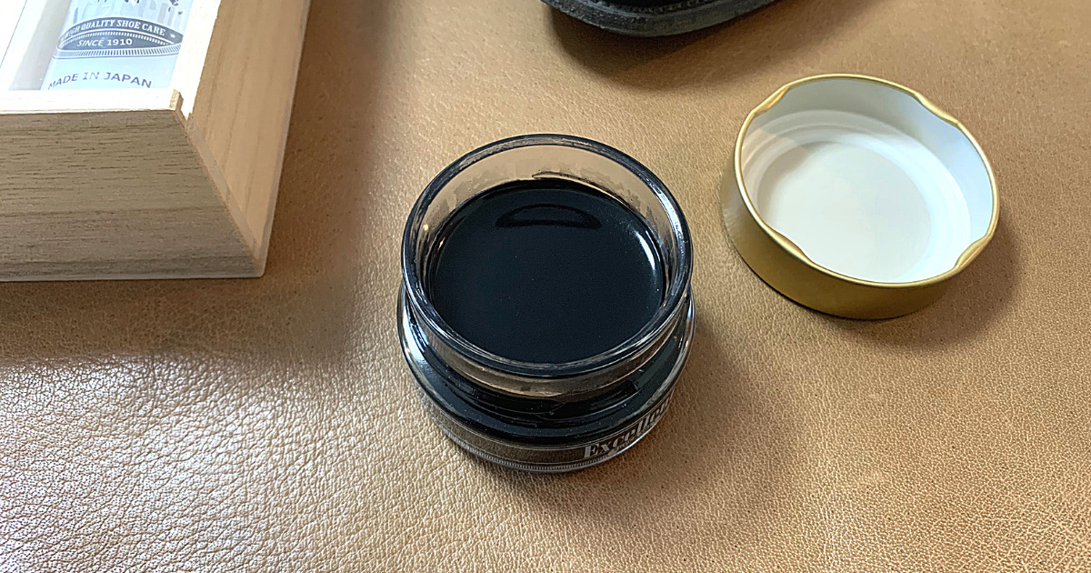 ふたを開けたエクセレントクリームの平らな表面