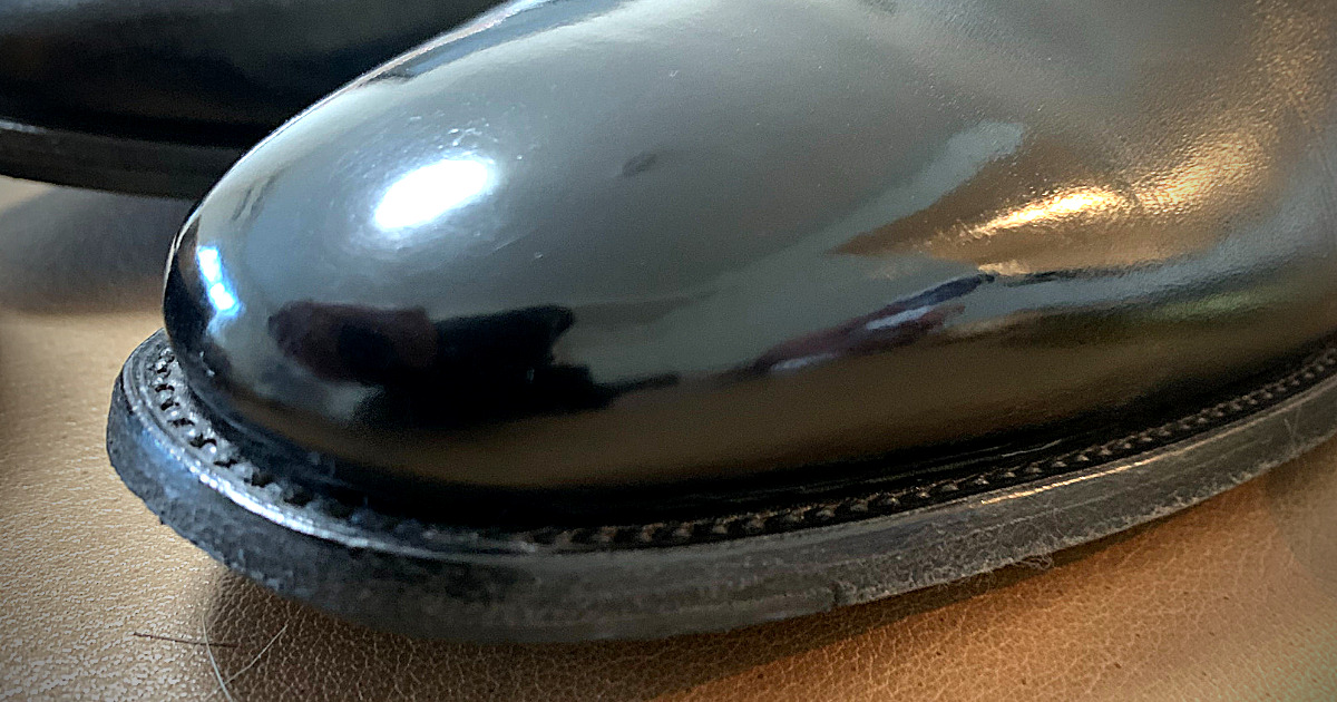 エクセレントワックスで鏡面に仕上げたつま先