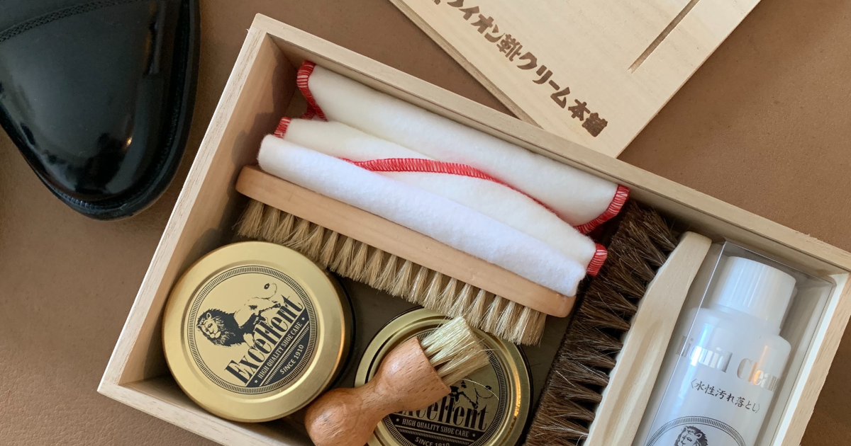 桐箱に収めた旧ライオン エクセレントシリーズのケア用品