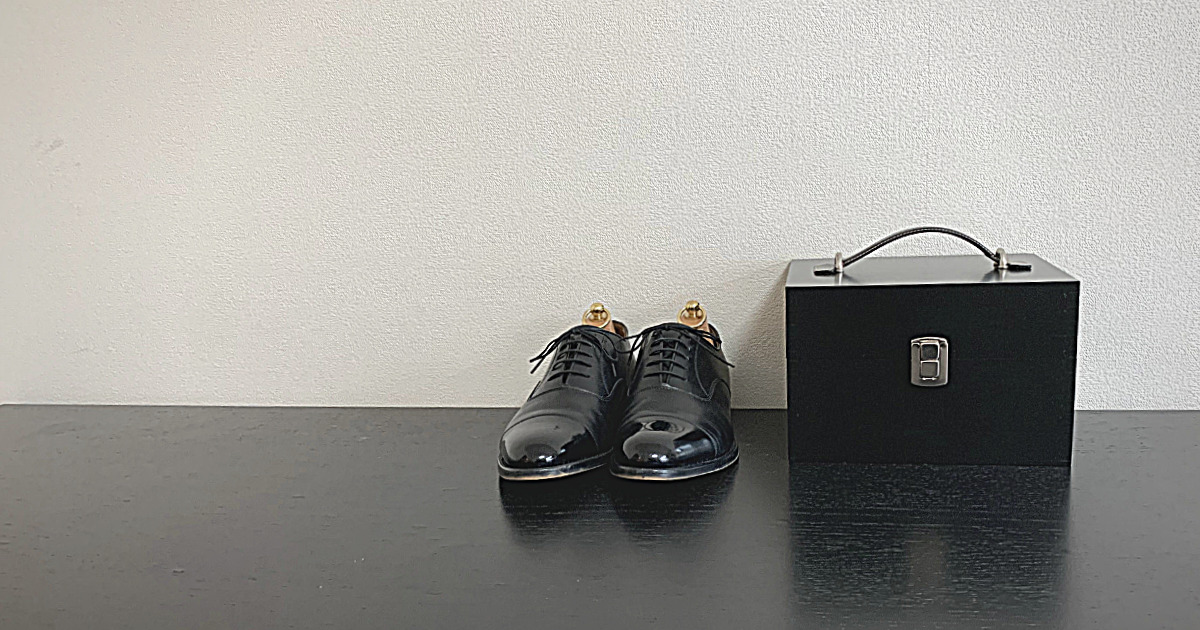 革靴とグルームボックスを並べた外観