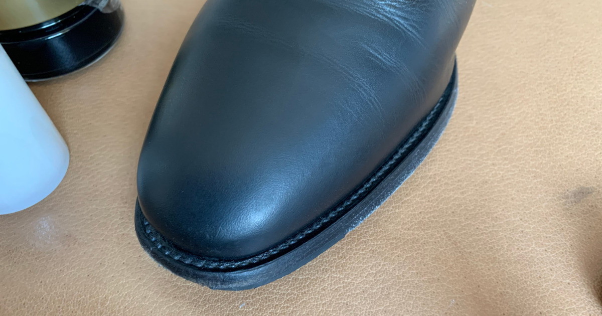ワックスを落としたあとの黒い革靴のつま先