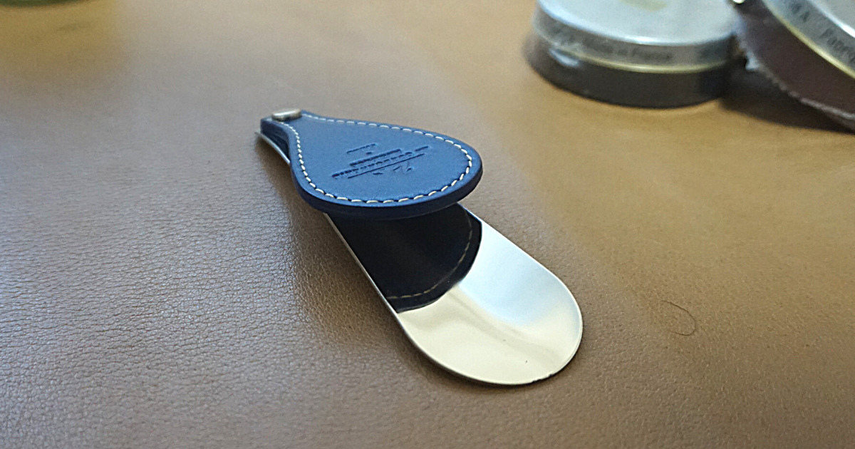 革製つまみの付いたシューホーン