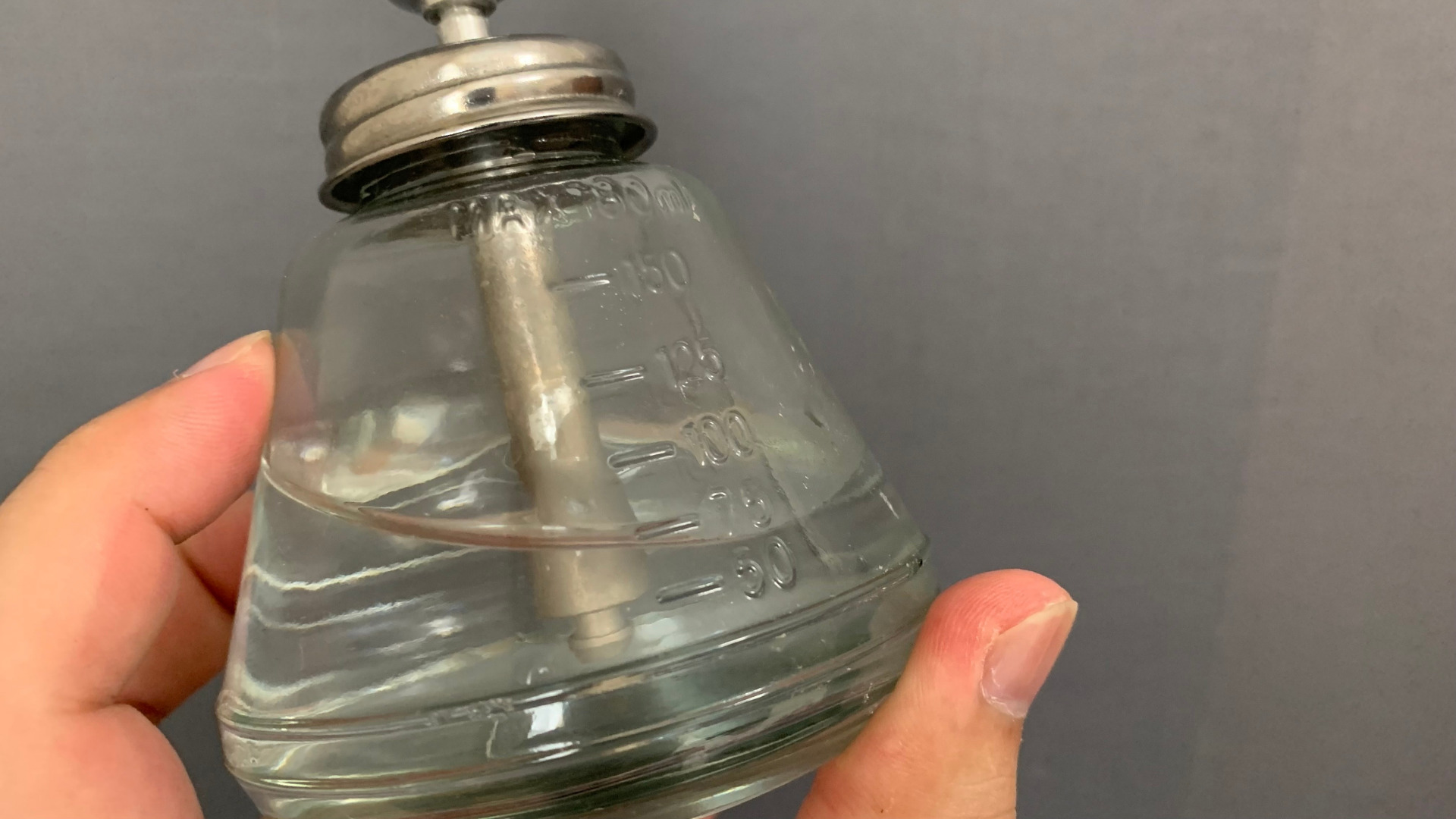 目盛りが付いたハンドラップのガラス容器