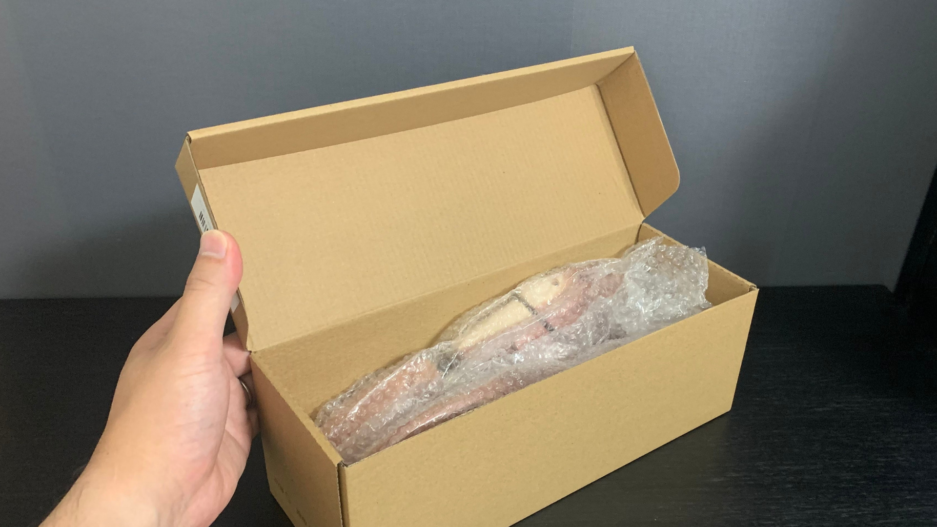 箱を開けた状態の梱包材に包まれたYRMSシューツリー