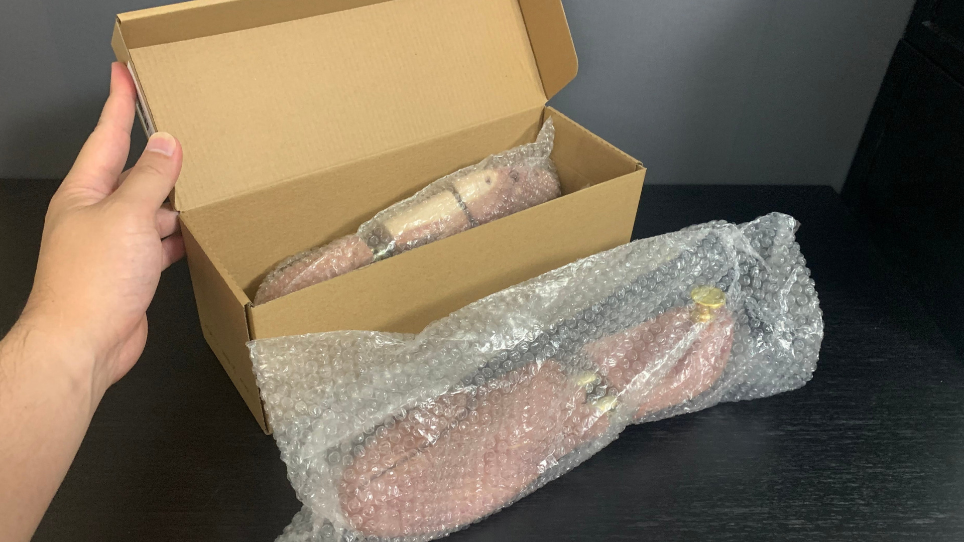 箱から取り出した梱包材に包まれたYRMSシューツリー