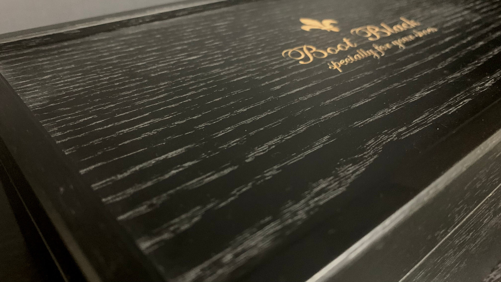 ブラックベルベットのふたの木目と縁の拡大