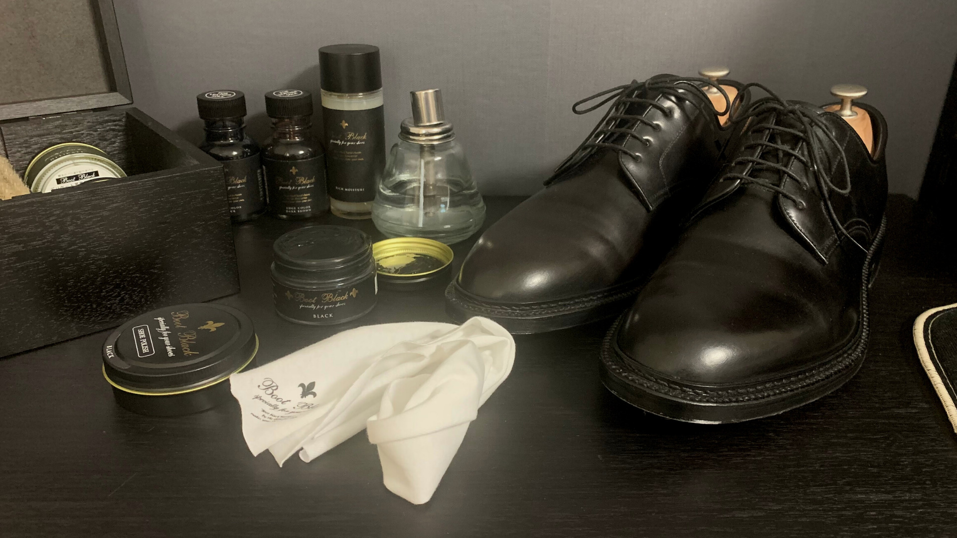 ブラックコードバンの革靴とBoot Blackのケア用品