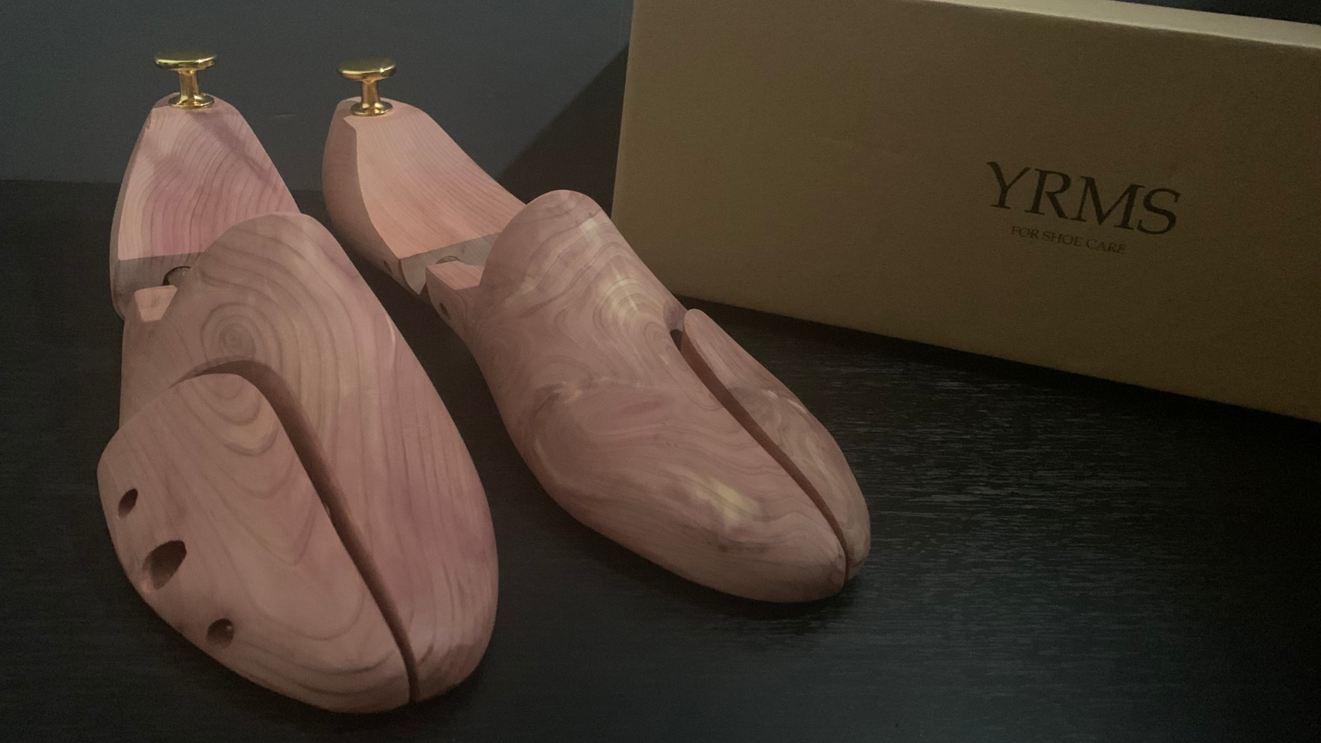 YRMSのレッドシダー製シューツリーと外箱