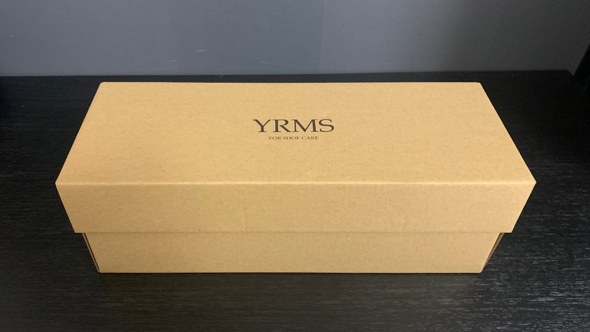 YRMSシューツリーのロゴ入り外箱