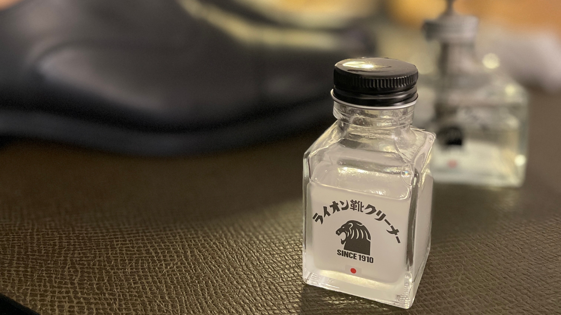 ライオン靴クリーナーのボトルとラベル