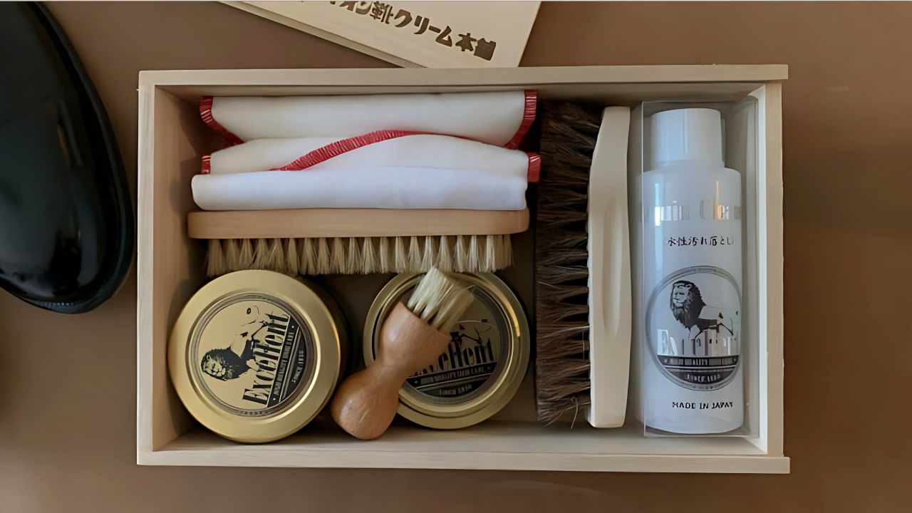 桐箱に収まったクリーム・ワックス・ブラシ・クリーナー