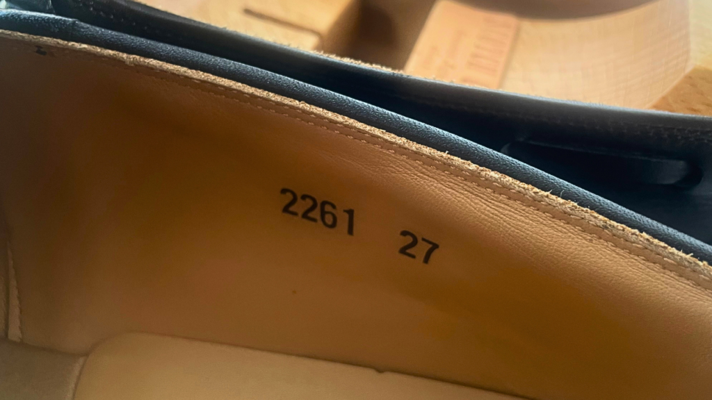 VENTO 2261の内側にある品番2261とサイズ27の表記