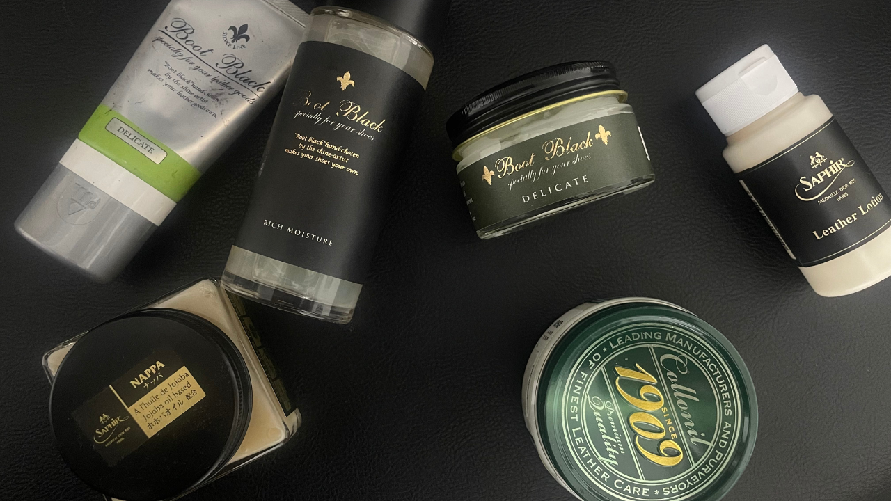 ブートブラック、サフィール、コロニルの保革用品を並べた様子