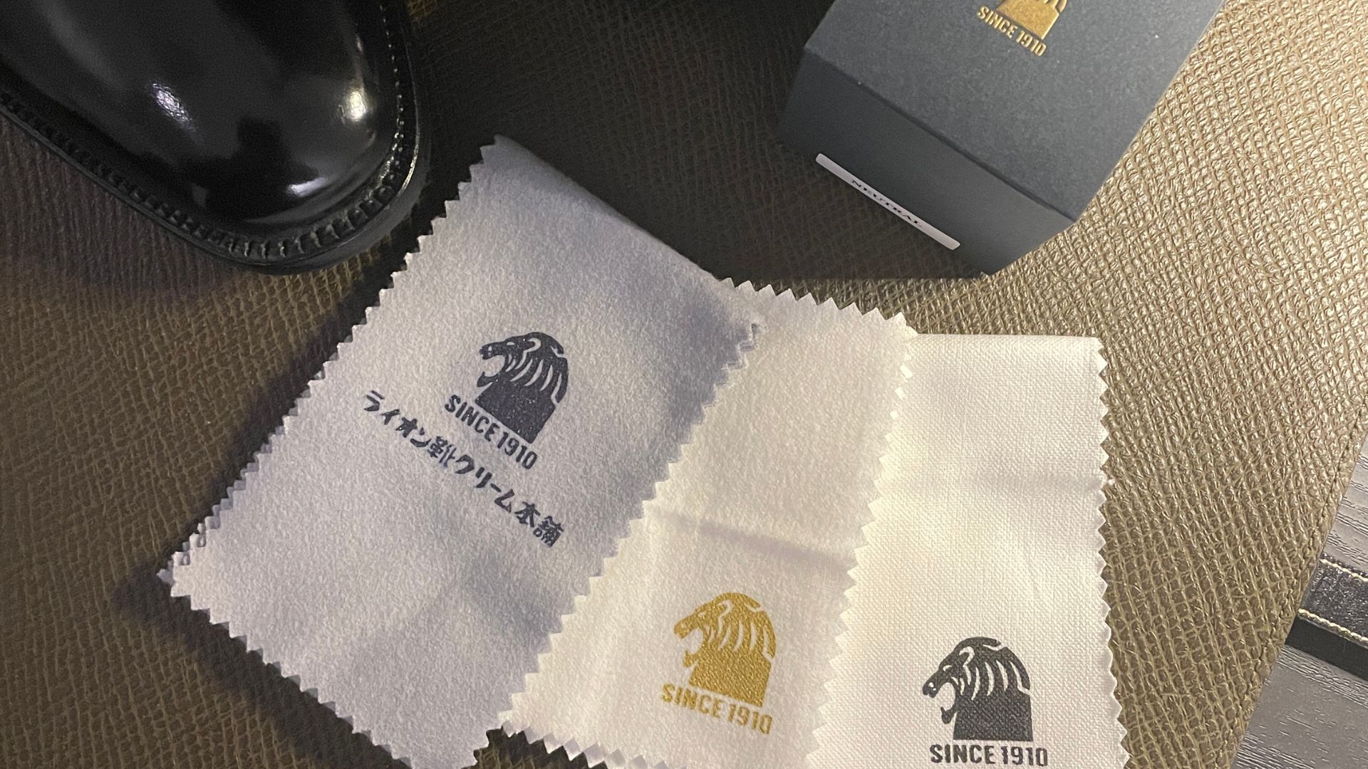ライオン靴クリーム本舗のロゴが入った付属の磨き布